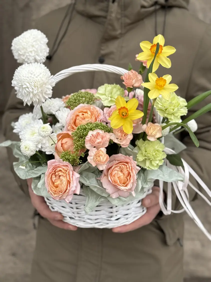 Корзина с нарциссами
