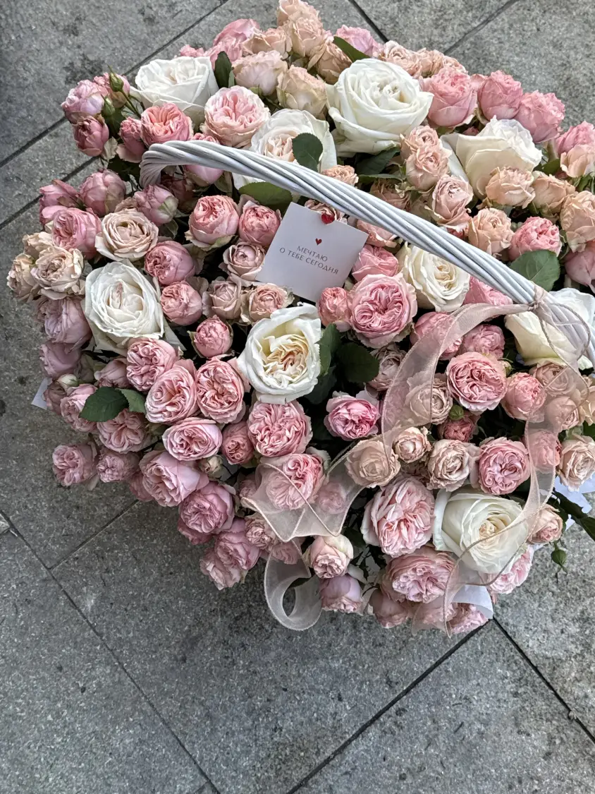 Корзина с пионовидными розами